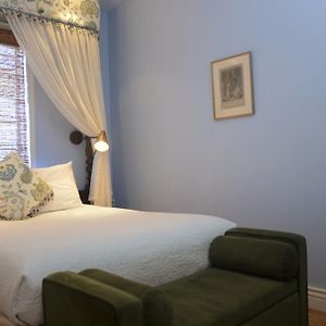 Zimmer mit Kingsize-Bett